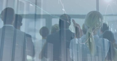 İş adamlarının tezahürat yapması üzerine istatistiksel işlem. küresel iş, veri işleme ve dijital arayüz kavramı dijital olarak oluşturulmuş görüntü.