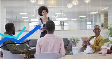 Ofisteki çeşitli iş adamlarının veri işleme görüntüsü. Küresel iş, bilgisayar ve dijital arayüz kavramı dijital olarak oluşturulmuş görüntü.