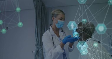 Yüz maskesi takan çeşitli doktor ve hastalarla olan bağlantıların görüntüsü. küresel tıp, sağlık ve teknoloji covid 19 salgın konsepti boyunca dijital olarak üretilen görüntü.