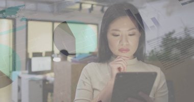 Ofiste çalışan melez iş kadınının veri işleme görüntüsü. Küresel iş, finans, hesaplama ve veri işleme kavramı dijital olarak oluşturulmuş görüntü.