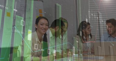 İş adamları üzerinde finansal veri işleme görüntüsü. global business, finans, data işleme ve dijital arayüz kavramı dijital olarak oluşturuldu.