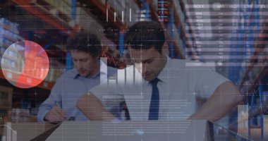 İki erkek yöneticiye karşı istatistiksel veri işleme kutusu açıp depodaki stokları kontrol ediyor. lojistik ve ulaşım sektörü kavramı