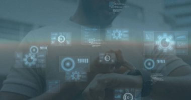 Kafkasyalı bir adamın akıllı kaset kullanarak veri işleme görüntüsü. Küresel iş ve dijital arayüz kavramı dijital olarak oluşturulmuş görüntü.