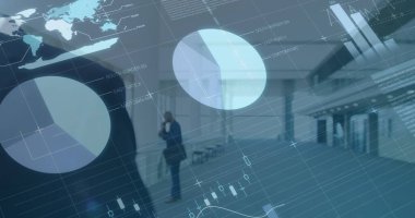 Ofiste yürüyen beyaz iş adamının mali verileri ve grafikleri. ticari, finans, ekonomi ve teknoloji konsepti dijital olarak oluşturulmuş imaj.