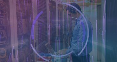 Işık görüntüsü, beyaz adamın sunuculara baktığı daire ve göz. Ağ, bağlantılar, veri işleme ve teknoloji konsepti dijital olarak oluşturulmuş görüntü.