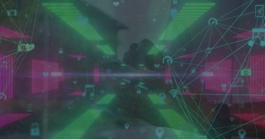 Akıllı telefon kullanan adamların üzerindeki simgelerle olan bağlantıların görüntüleri. Küresel bağlantılar, veri işleme ve dijital arayüz konsepti dijital olarak oluşturulmuş resim.