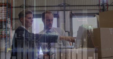 Beyaz erkek ve kadın depo çalışanlarının mali verileri. iş, finans ve dağıtım hizmetleri kavramı dijital olarak oluşturulmuş görüntü.