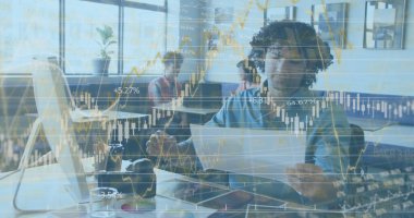 Ofiste çalışan melez iş adamının mali veri işleme görüntüsü. Küresel iş, finans ve dijital arayüz kavramı dijital olarak oluşturulmuş görüntü.