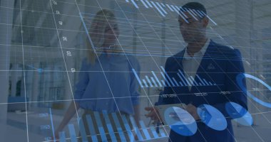 Çeşitli iş adamlarının konuştuğu veri işleme görüntüsü. küresel iş, finans, bağlantılar ve dijital arayüz konsepti dijital olarak oluşturulmuş görüntü.