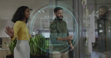 Ofiste çalışan çeşitli iş adamları üzerinden siber güvenlik mesajlarıyla tarama. Küresel iş, finans ve dijital arayüz kavramı dijital olarak oluşturulmuş görüntü.