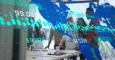 Grafikler, değişen numaralar, harita ve bilgisayar dili, fikir paylaşan çeşitli iş arkadaşları. Dijital bileşim, rapor, iş dünyası, küresel, kodlama, takım çalışması ve teknoloji kavramı.