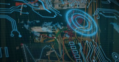 Veri işleme ve yuvarlak tarayıcıyla bir bilgisayar sunucusuna yakın arayüz görüntüsü. Bilgisayar arayüzü ve iş veri depolama teknolojisi kavramı