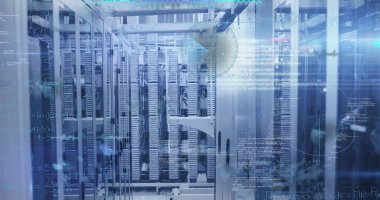 Bilgisayar sunucu odasına karşı matematiksel denklemlerin ve veri işlemenin resmi. Bilgisayar arayüzü ve iş veri depolama teknolojisi kavramı