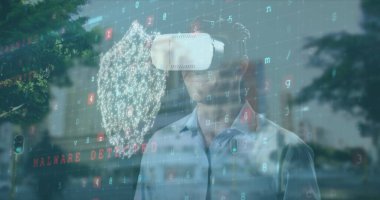Kafkasyalı bir adamın şehir manzarası üzerinde VR kulaklığı kullanarak siber saldırı uyarısı. Küresel teknoloji, çevrimiçi güvenlik ve dijital arayüz kavramı dijital olarak oluşturulmuş görüntü.