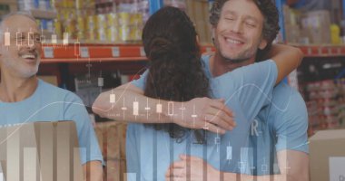 Depoda birbirine sarılan erkek ve kadın gönüllüler hakkında istatistiksel veri işleme. lojistik ve ulaşım sektörü kavramı