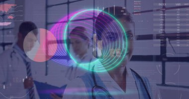 Çeşitli doktorların konuştuğu veri işleme görüntüsü. Küresel tıp ve dijital arayüz kavramı dijital olarak oluşturulmuş görüntü.