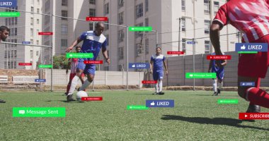 Spor sahasında futbol oynayan çeşitli erkek futbolcuların sosyal medya simgeleri. Sosyal medya ağı ve spor fitness kavramı