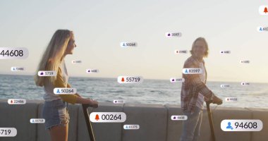 Elektrikli scooterlara binen beyaz çiftler üzerinde artan sayılara sahip birden fazla dijital simge. Sosyal medya ağı ve teknoloji kavramı