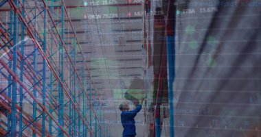 Depodaki beyaz adamın mali veri işleme görüntüsü. küresel sevkiyat, dağıtım ve bağlantılar konsepti dijital olarak oluşturuldu.