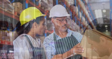 Çeşitli kadın ve erkek depo çalışanlarının finansal verileri. İş, ticaret, dağıtım ve finans kavramı dijital olarak oluşturulmuş imaj.