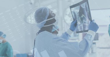 Bilgi arayüzü görüntüsü, Afro-Amerikan doktor ameliyat odasında röntgen taraması yapıyor. Dijital bileşik, çoklu pozlama, rapor, iş, küresel, tıbbi, sağlık, teknoloji.