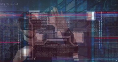 VR kulaklık kullanan beyaz adamın veri işleme görüntüsü. küresel iş ve dijital arayüz kavramı dijital olarak oluşturulmuş görüntü.