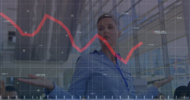 Kafkasyalı iş kadınının konuşmasının veri işleme görüntüsü. küresel iş, finans, bağlantılar ve dijital arayüz konsepti dijital olarak oluşturulmuş görüntü.