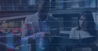 Finansal grafikler ve çeşitli kadın ve erkek iş arkadaşları hakkındaki veriler. İş, finans, ekonomi ve işbirliği konsepti dijital olarak oluşturulmuş imaj.