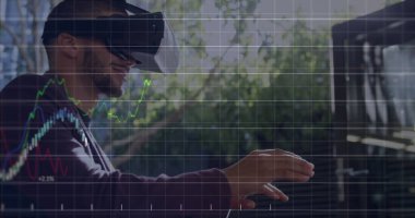 VR kulaklık kullanılarak işadamının mali veri işleme görüntüsü. küresel iş, bağlantılar, dijital arayüz ve teknoloji konsepti dijital olarak oluşturulmuş görüntü.