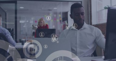 Ofiste telefon ve dizüstü bilgisayar kullanan Afro-Amerikan iş adamı imajı. Küresel iletişim ağı, dijital arayüz ve dijital olarak oluşturulmuş iş konsepti.