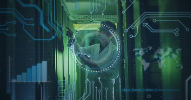 Tablet kontrol sunucuları olan Asyalı bir erkek mühendisin veri işleme görüntüsü. veri işleme, bulut hesaplama konsepti ve teknoloji konsepti dijital olarak oluşturulmuş görüntü.