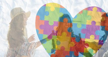 Renkli yapboz parçaları, yaz plaj partisinde bira içen mutlu arkadaşlara göre kalp şeklinde. otizm, öğrenme güçlüğü, destek ve farkındalık kavramı dijital olarak oluşturulmuş görüntü.