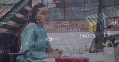 Bilgisayar kullanan Afrikalı Amerikalı iş kadınının veri işleme görüntüsü. Küresel iş ve dijital arayüz kavramı dijital olarak oluşturulmuş görüntü.