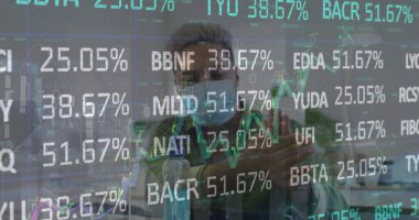 Ofiste el dezenfektanı kullanan melez bir adamın borsa veri işleme görüntüsü. Küresel ekonomi ve iş teknolojisi kavramı