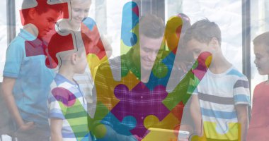 Elektronik cihazlar kullanan çocuklar ve insanlar üzerindeki renkli yapboz parçaları. otizm, öğrenme güçlüğü, destek ve farkındalık kavramı dijital olarak oluşturulmuş görüntü.