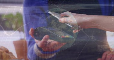 Akıllı telefon ve ödeme terminali kullanan insanların finansal veri işleme görüntüsü. Küresel iş ve veri işleme kavramı dijital olarak oluşturulmuş görüntü.