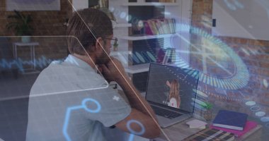 Ofiste çalışan iş adamlarına ilişkin bağlantılar ve veri işleme ağı görüntüleri. Küresel iletişim teknolojisi dijital arayüz ve veri güvenliği konsepti dijital olarak oluşturuldu.