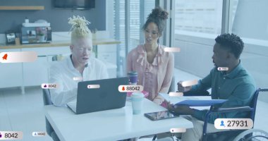 Çeşitli iş arkadaşlarının ofiste raporları tartışırken birden fazla uyarı çubuğunun görüntüsü. Dijital bileşik, çoklu pozlama, sosyal medya anımsatıcı, takım çalışması ve teknoloji kavramı.