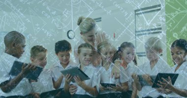Matematiksel denklemler ve ızgara üzerinde tablet kullanan okul çocuklarının görüntüsü. dijital arayüz küresel bağlantı ve dijital olarak oluşturulan iletişim konsepti.