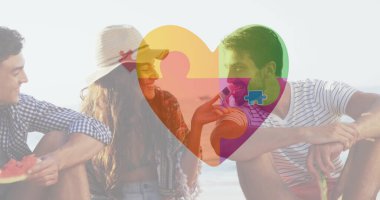 Renkli yapboz parçaları yaz plaj partisinde mutlu arkadaşlara karşı. otizm, öğrenme güçlüğü, destek ve farkındalık kavramı dijital olarak oluşturulmuş görüntü.