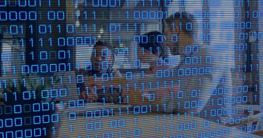 Ofiste çalışan iş adamları üzerinde ikili kodlama ve veri işleme görüntüsü. Küresel iş, finans ve veri işleme kavramı dijital olarak oluşturulmuş görüntü.