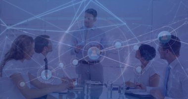 Çizgilerle bağlantı kuran ikonların resmi ve Beyaz adamın iş arkadaşlarına toplantıda brifing vermesi. Dijital bileşik, çoklu pozlama, takım çalışması, toplantı, iletişim, iş ve teknoloji.