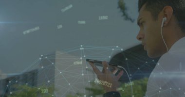 Sokakta yürürken bir adam cep telefonuyla konuşuyor..