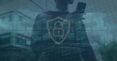 Akıllı telefon kullanan Afro-Amerikan bir adamın dijital asma kilit ve zincirleme görüntüsü. Veri güvenliği, ağ ve iletişim konsepti dijital olarak oluşturulmuş görüntü.