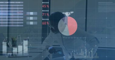 Bilgisayarla Afro-Amerikan iş adamının finansal veri işleme görüntüsü. Küresel iş, finans, iletişim, bilgisayar ve dijital arayüz kavramı dijital olarak oluşturuldu.