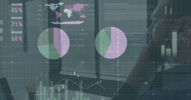 Kafkasyalı iş adamının dizüstü bilgisayarla mali veri işleme görüntüsü. Küresel iş, finans, iletişim, bilgisayar ve dijital arayüz kavramı dijital olarak oluşturuldu.