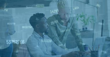 Ofisteki çeşitli erkek iş arkadaşları üzerinde değişen rakamların görüntüsü. İş, finans, ekonomi, veri işleme ve teknoloji konsepti dijital olarak oluşturulmuş görüntü.