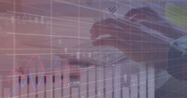 Klavyeye yazı yazan birinin üzerinde yuvarlanan grafiklerin resmi. dijital arayüz küresel bağlantılar kavramı dijital olarak oluşturulmuş görüntü.