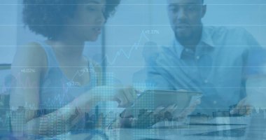 Ofisteki çeşitli iş adamları üzerinde finansal veri işleme ve şehir manzarası. Küresel iş ve dijital arayüz kavramı dijital olarak oluşturulmuş görüntü.