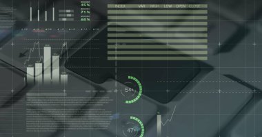 Gri arkaplanda bilgisayar klavyesinde veri işleme resmi. küresel teknoloji, ağ oluşturma ve dijital arayüz kavramı dijital olarak oluşturulmuş görüntü.